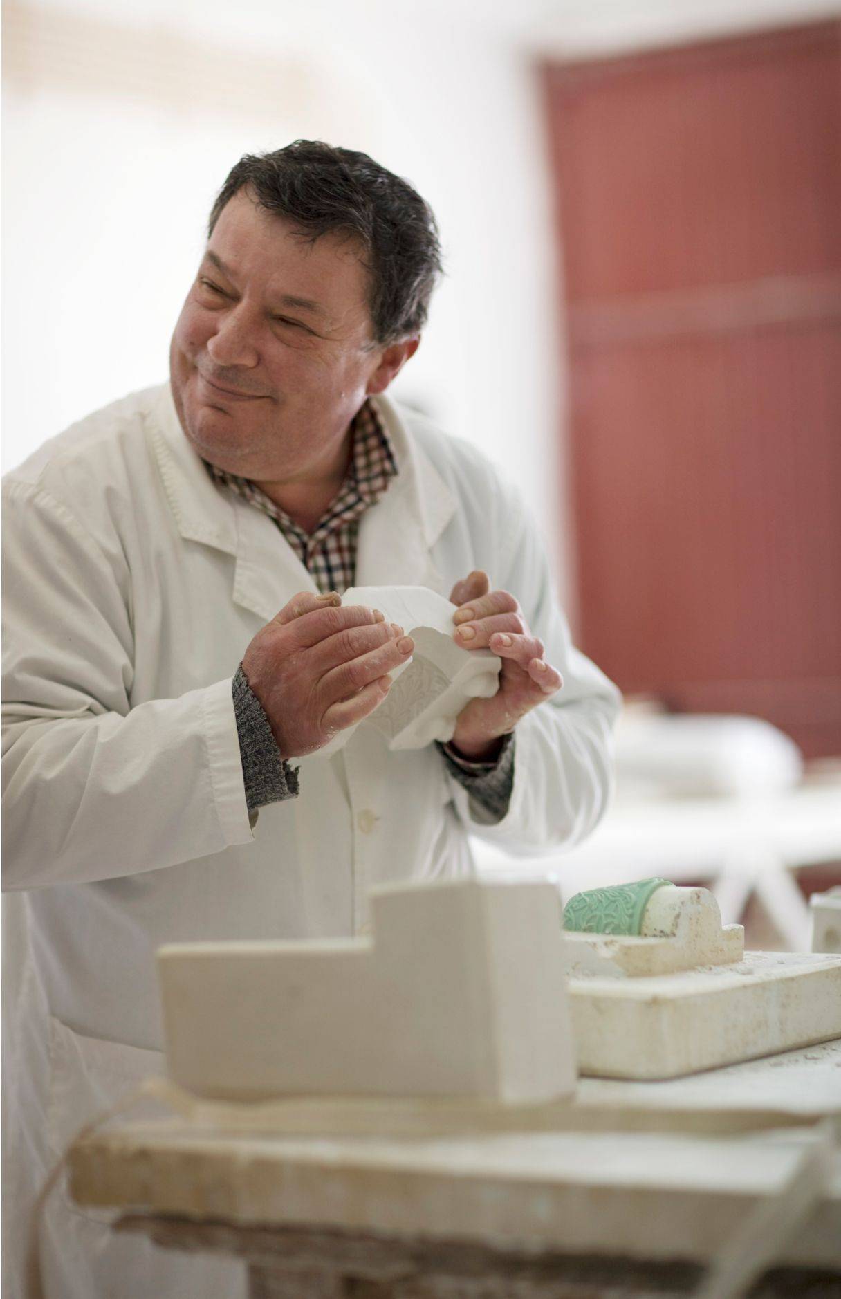 António disassembling the mold of a Lace Mug